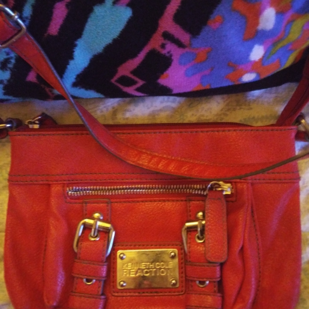 Unique color Kenneth Cole crossbody